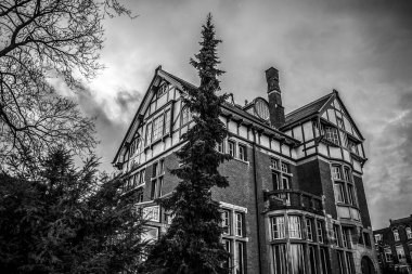 Amsterdam, Hollanda - 10 Ocak 2017: Siyah-beyaz Amsterdam şehrinin ünlü vintage binalar. Gelenek Hollandalı mimari genel peyzaj manzaraya. 10 Ocak 2017 - Amsterdam - Hollanda.