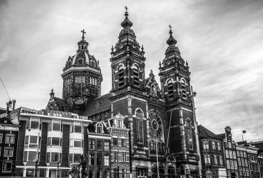 Amsterdam, Hollanda - 10 Ocak 2017: Siyah-beyaz Amsterdam şehrinin ünlü vintage binalar. Gelenek Hollandalı mimari genel peyzaj manzaraya. 10 Ocak 2017 - Amsterdam - Hollanda.