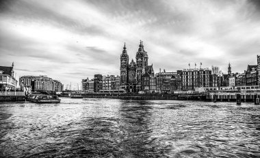 Amsterdam, Hollanda - 10 Ocak 2017: Siyah-beyaz Amsterdam şehrinin ünlü vintage binalar. Gelenek Hollandalı mimari genel peyzaj manzaraya. 10 Ocak 2017 - Amsterdam - Hollanda.