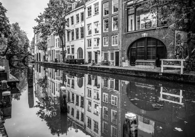 Hollanda, Utrecht - 27 Mayıs 2017: Modern şehir mimarisi. Siyah-beyaz fotoğraf. Utrecht - Hollanda.