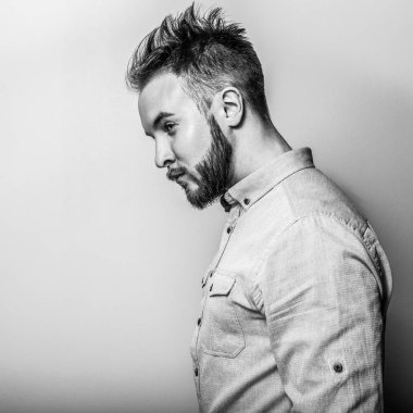 Zarif yakışıklı delikanlı. Siyah-beyaz studio fotoğraf.