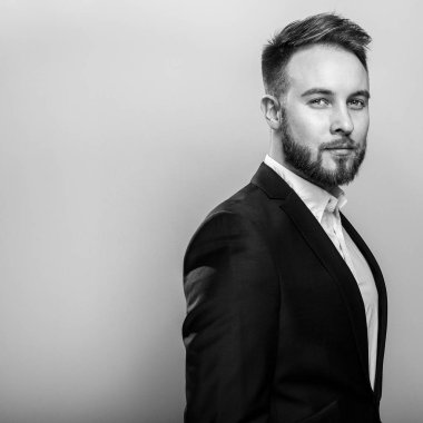 Zarif yakışıklı delikanlı. Siyah-beyaz studio fotoğraf.