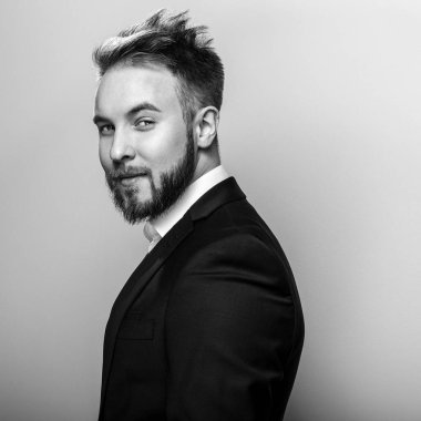 Zarif yakışıklı delikanlı. Siyah-beyaz studio fotoğraf.