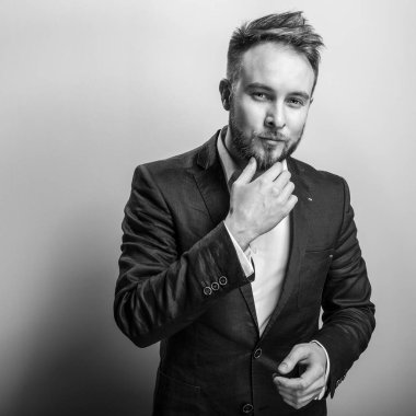 Zarif yakışıklı delikanlı. Siyah-beyaz studio fotoğraf.