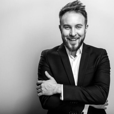 Zarif yakışıklı delikanlı. Siyah-beyaz studio fotoğraf.