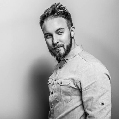 Zarif yakışıklı delikanlı. Siyah-beyaz studio fotoğraf.