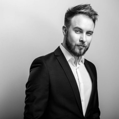 Zarif yakışıklı delikanlı. Siyah-beyaz studio fotoğraf.