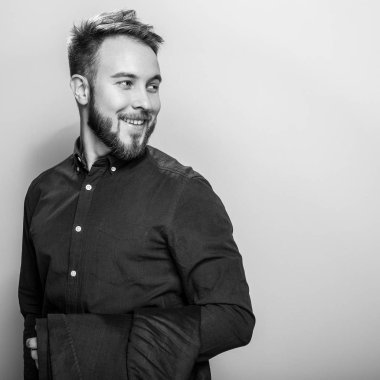 Zarif yakışıklı delikanlı. Siyah-beyaz studio fotoğraf.