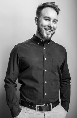 Zarif yakışıklı delikanlı. Siyah-beyaz studio fotoğraf.