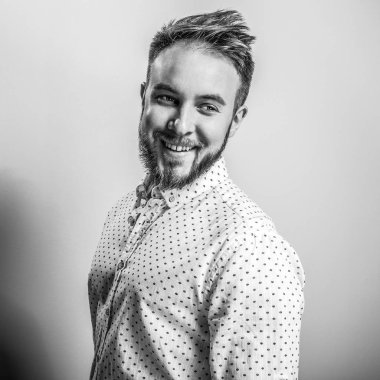 Zarif yakışıklı delikanlı. Siyah-beyaz studio fotoğraf.