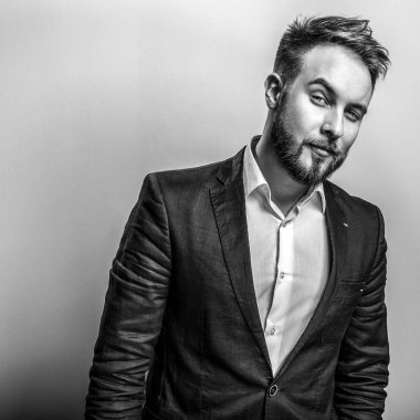 Zarif yakışıklı delikanlı. Siyah-beyaz studio fotoğraf.