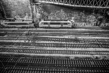 Eski tren hatları siyah-beyaz fotoğraf.