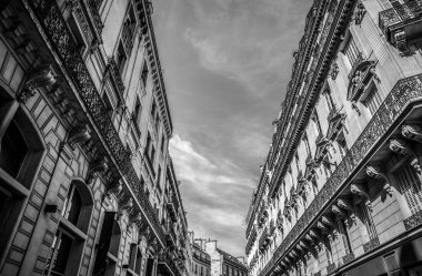 Paris binalar geleneksel mimarisi. Siyah-beyaz fotoğraf.