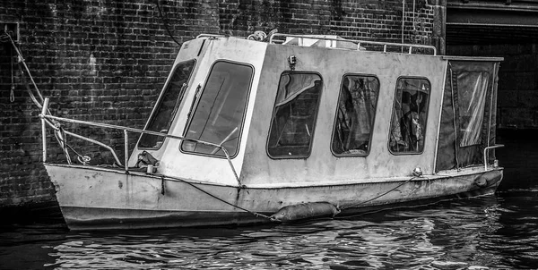 Βάρκα Στο Κανάλι Στο Αμστερνταμ Ολλανδία — Φωτογραφία Αρχείου