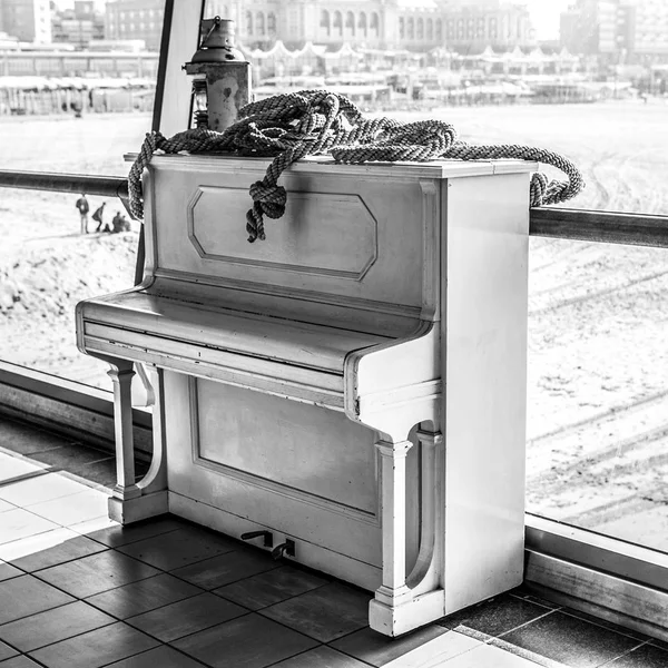 Vecchio Pianoforte Bianco Molo Del Mare Del Nord — Foto Stock