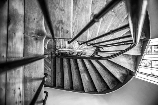 黑白照片的木制螺旋楼梯在旧建筑 — 图库照片
