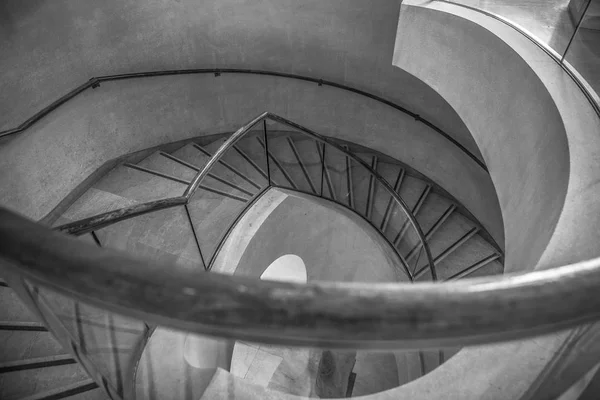 フランス 2015 ルーヴル美術館屋内 France 博物館は 世界最大級の美術館と歴史的な記念碑のひとつです 白黒の写真 フランス — ストック写真