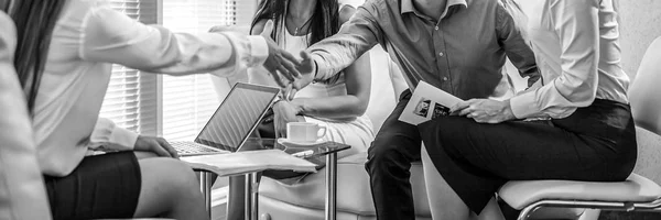 Groep Van Mensen Uit Het Bedrijfsleven Werk Zwart Wit Foto — Stockfoto