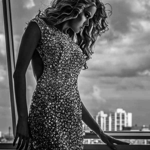 豪華なドレスで女性はエレガントな若い美しさ 白黒写真 — ストック写真