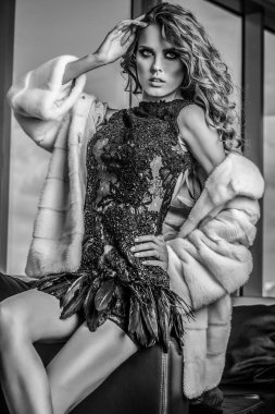 Lüks içinde zarif genç güzellik kadın. Siyah-beyaz fotoğraf. 