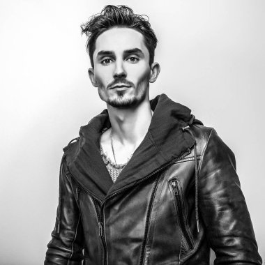 Zarif yakışıklı delikanlı. Siyah-beyaz studio fotoğraf.