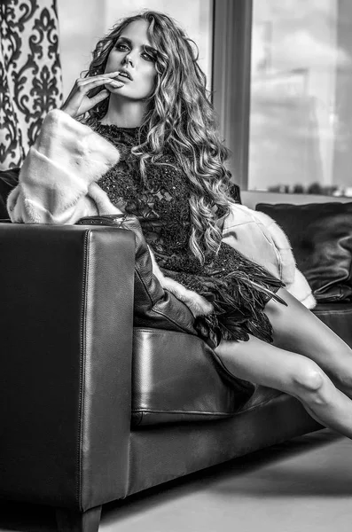 Elegante Giovane Donna Bellezza Abito Lusso Foto Bianco Nero — Foto Stock