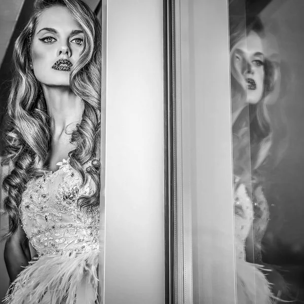 Elegante Jovem Mulher Beleza Vestido Luxo Foto Preto Branco — Fotografia de Stock