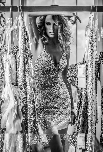 Elegantní Mladá Krásná Žena Luxusních Šatech Černobílá Fotografie — Stock fotografie