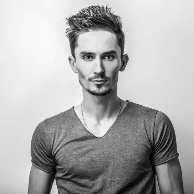 Zarif yakışıklı delikanlı. Siyah-beyaz studio fotoğraf.