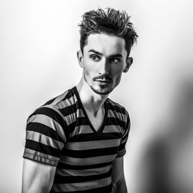 Zarif yakışıklı delikanlı. Siyah-beyaz studio fotoğraf.