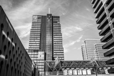 Den Haag, Hollanda - 8 Mart 2016: Modern Lahey (Den Haag) siyah-beyaz fotoğraf üzerinde 8 Mart 2016 yılında Lahey - Hollanda.