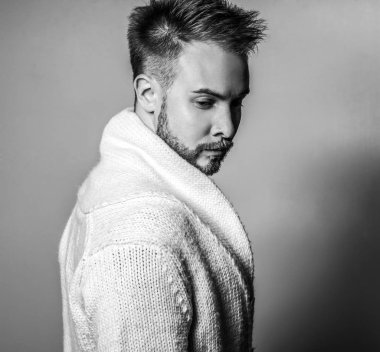 Zarif yakışıklı delikanlı. Siyah-beyaz studio fotoğraf.