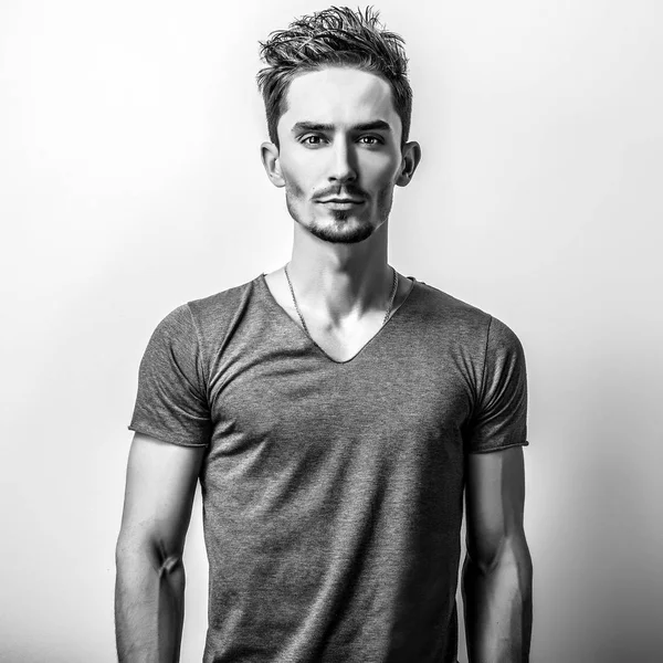 Zarif yakışıklı delikanlı. Siyah-beyaz studio fotoğraf.