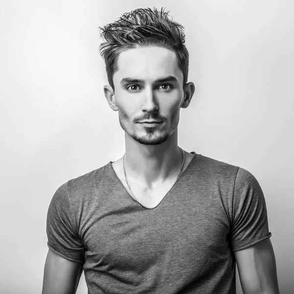 Zarif yakışıklı delikanlı. Siyah-beyaz studio fotoğraf.