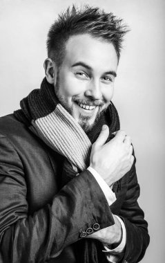 Zarif yakışıklı delikanlı. Siyah-beyaz studio fotoğraf.