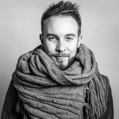 Zarif yakışıklı delikanlı. Siyah-beyaz studio fotoğraf.