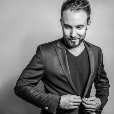 Zarif yakışıklı delikanlı. Siyah-beyaz studio fotoğraf.