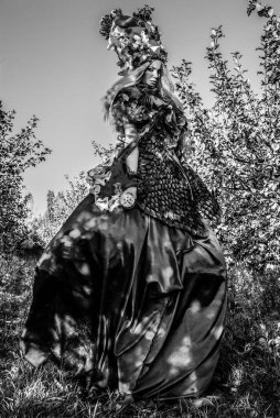 Masal fantezi filmde kız. Siyah-beyaz fotoğraf. 