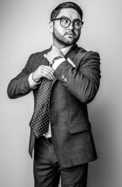 Zarif yakışıklı delikanlı. Siyah-beyaz studio fotoğraf.