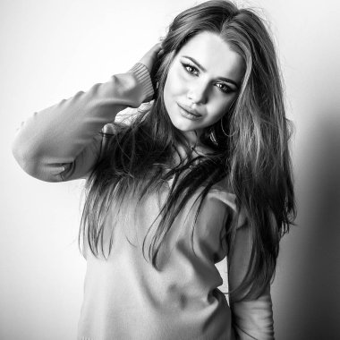 Genç güzel kadın siyah-beyaz stüdyo portre.