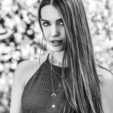 Sonbahar bahçe içinde güzel genç kadın portresi. Siyah-beyaz portre.