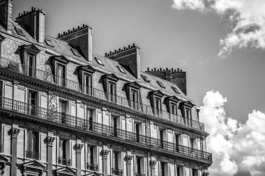 Konut geleneksel mimarisi. Paris - Fransa. Siyah-beyaz fotoğraf.