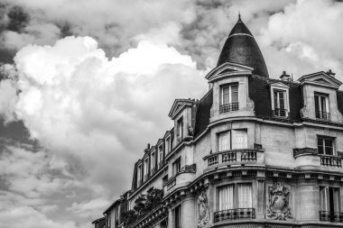 Konut geleneksel mimarisi. Paris - Fransa. Siyah-beyaz fotoğraf.