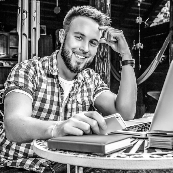 Joven Hombre Guapo Positivo Retrato Blanco Negro — Foto de Stock