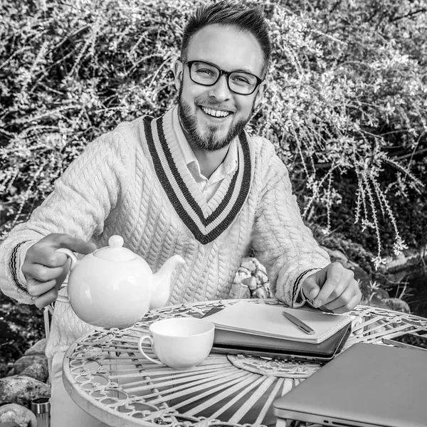 Joven Hombre Guapo Positivo Retrato Blanco Negro — Foto de Stock