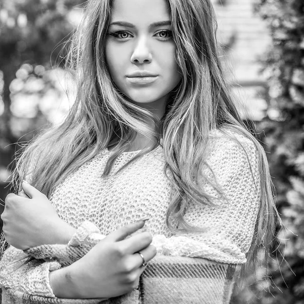 Portrait Belle Jeune Femme Dans Jardin Automne Portrait Noir Blanc — Photo