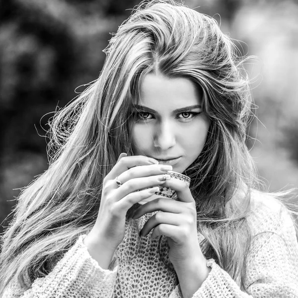 Portret Van Mooie Jonge Vrouw Herfst Tuin Zwart Wit Portret — Stockfoto