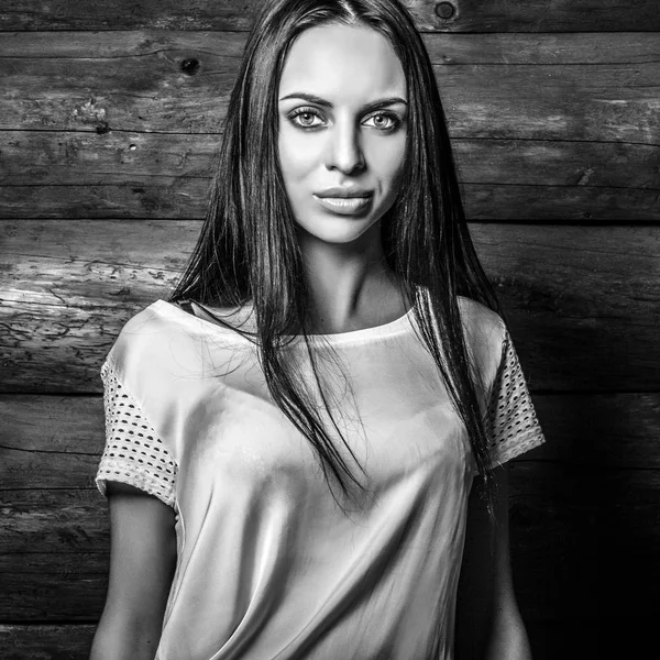 有吸引力的女性肖像木制背景 黑白照片 — 图库照片