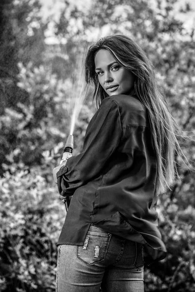 Retrato Una Hermosa Joven Jardín Otoño Retrato Blanco Negro —  Fotos de Stock