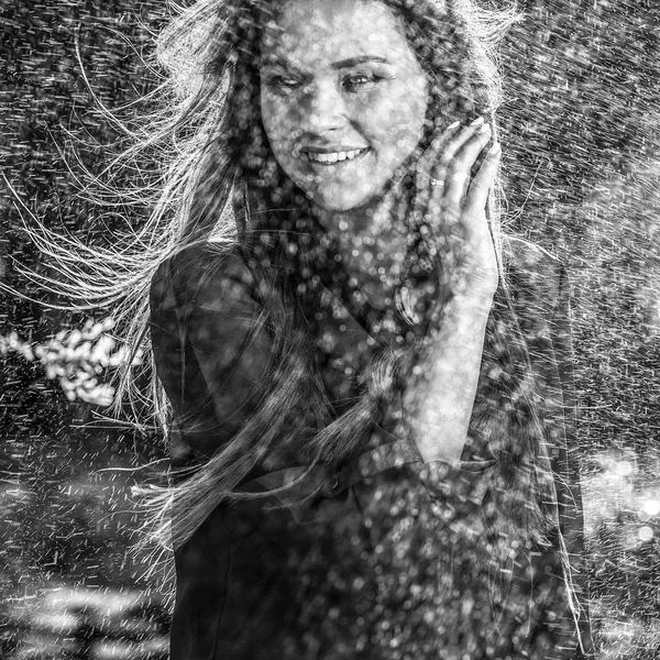 秋の庭の美しい若い女性の肖像画 ブラック ホワイト肖像画 — ストック写真